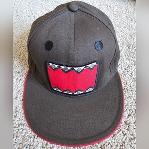 Domo braces hat